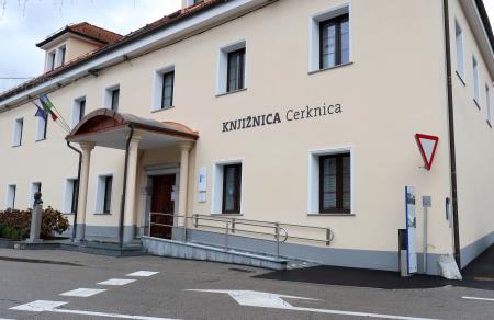 NAPIS KNJIŽNICA CERKNICA 03 FOTO LJUBO VUKELIČ